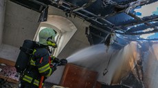 Rozsáhlý po�ár zni�il st�echu bývalé fary v Hnojicích na Olomoucku, bojovalo s...