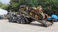 Uniktn tank Renault FT pi transportu do Vojenskho technickho muzea v...