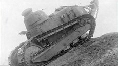 Tank Renault FT pi vojskových zkoukách eskoslovenské armády (1922).