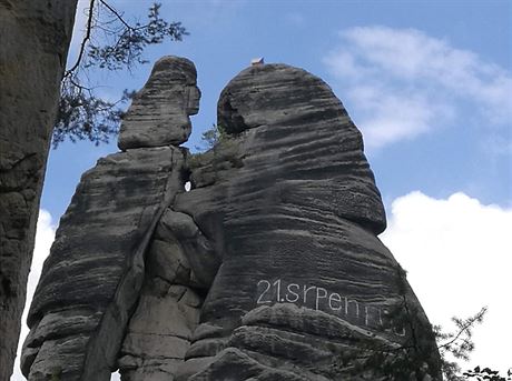 Policie vyetuje nápis na skalním útvaru Milenci v Adrpachu (6. 9. 2018).
