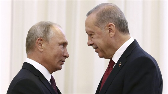 Ruský prezident Vladimir Putin a jeho turecký protjek Recep Tayyip Erdogan na...