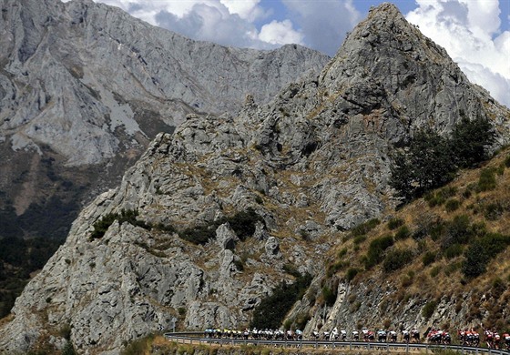 V KRÁLOVSTVÍ IMPOZANTNÍCH VRCHOL. Peloton Vuelty na trati sobotní 14. etapy...