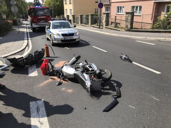 V Karlových Varech se srazil osobák s motorkou, na které jely dv dívky.