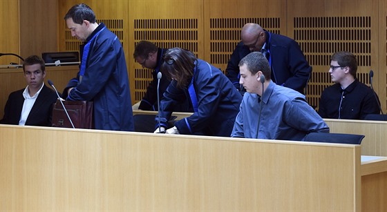 Na snímku jsou obžalovaní Štěpán Černín (vlevo) a Tomáš Satora (druhý zprava) a...