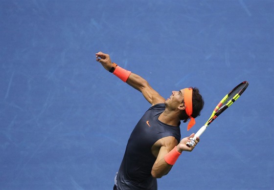 Podání Rafaela Nadala v semifinále US Open.