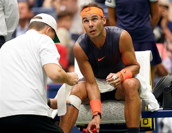 Rafaela Nadala trápilo v semifinále US Open krom soupee také pravé koleno.