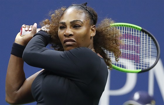 Amerianka Serena Williamsová hraje bekhend ve finále US Open.