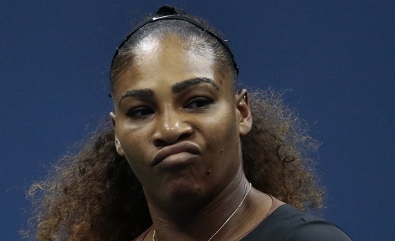 Amerianka Serena Williamsová úklebkem reaguje na pokaený úder ve finále US...
