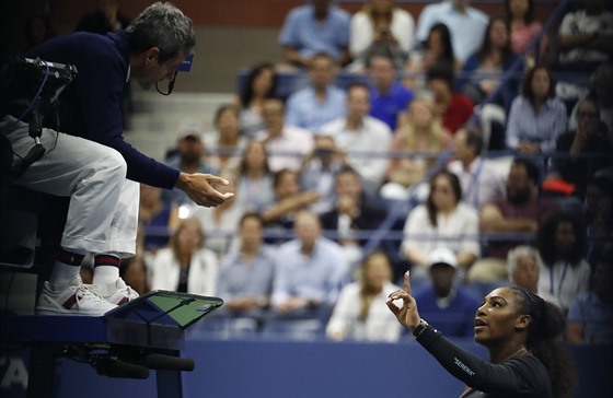 Amerianka Serena Williamsová se hádá s rozhodím bhem finále US Open.