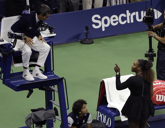 Amerianka Serena Williamsová se hádá s rozhodím Carlosem Ramosem bhem finále...