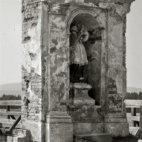 Boí muka se sochou sv. Jana Nepomuckého na historické fotografii Josefa...