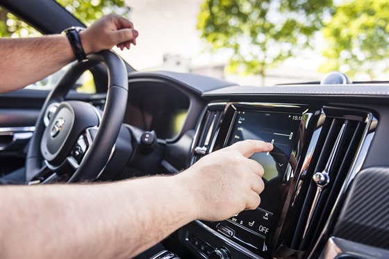 Bhem testu audiosystému ve voze Volvo V90 Cross Country se hudební skladatel...