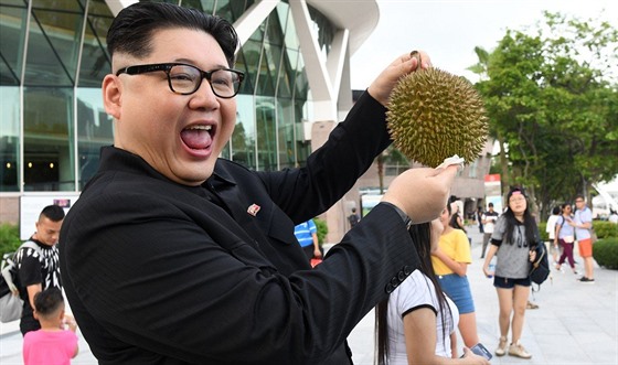 S durianem si v Singapuru zapózoval i dvojník Kim Čong-una, během setkání hlavy...