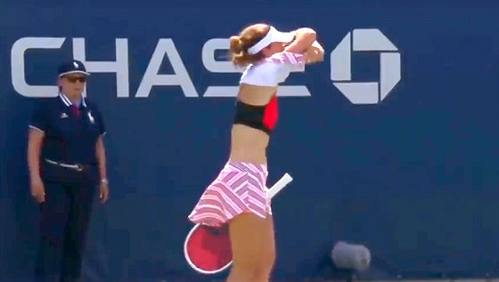 Francouzská tenistka Alize Cornetová si vyslouila napomenutí za svleení trika...