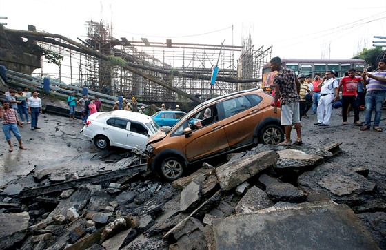 V indické Kalkatě se zřítil silniční most Majerhat. (4. září 2018)