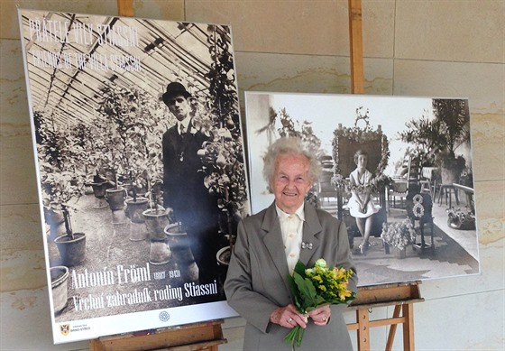Marie Straková ped plakátem k výstav vnované jejímu otci Antonínu Frömlovi,...