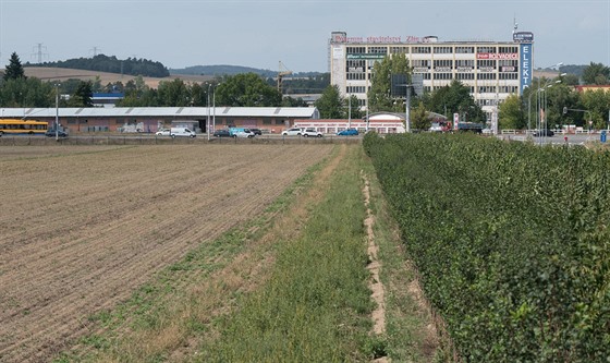 Pozemky mezi sídlištěm ve Zlíně-Malenovicích a obchodním centrem představují pro kraj strategickou plochu. 