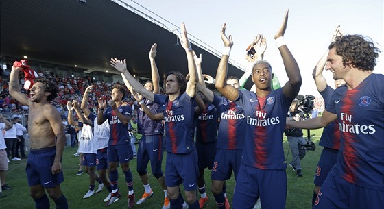 Tým PSG společně s Edisonem Cavanim (vprostřed) slaví vítězství.