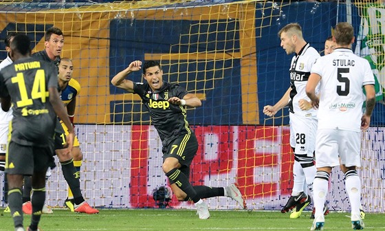 Cristiano Ronaldo v dresu Juventusu ped bránou s výkikem padá na zem.