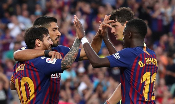 Lionel Messi se objím s Luisem Suarezem a Dembelém v dresu Barcelony