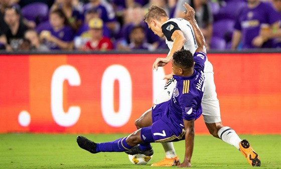 Cristian Higuita z Orlanda zastavuje Boka Dokala z Philadelphie.