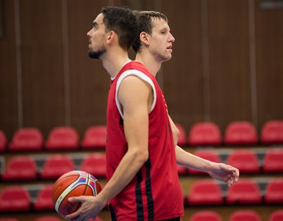 Tomá Satoranský (vlevo) a Jan Veselý na tréninku eské basketbalové...