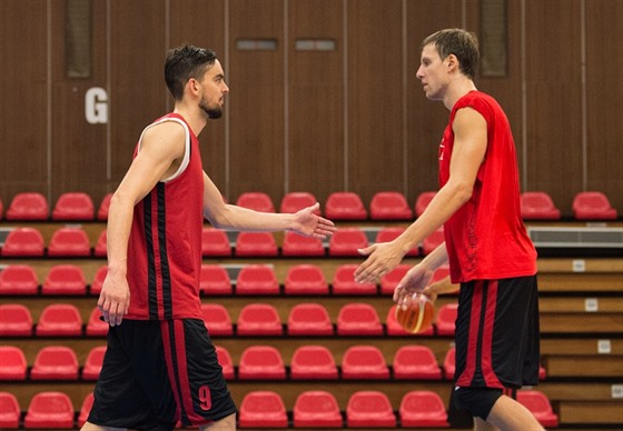 Tomá Satoranský (vlevo) a Jan Veselý na tréninku eské basketbalové...