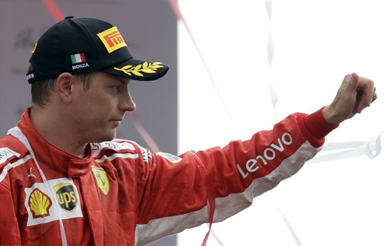 Kimi Räikkönen z Ferrari oslavuje druhé místo ve Velké cen Itálie.