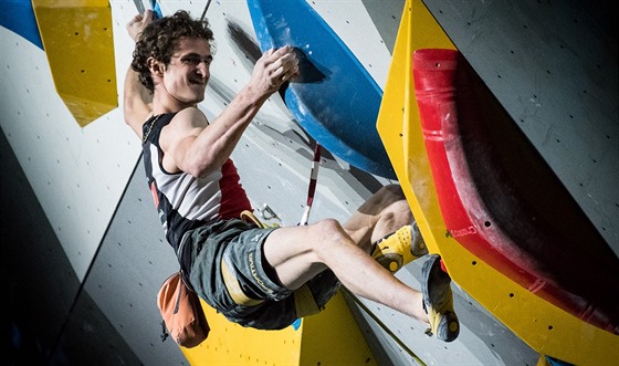 O FINÁLE. eský lezec Adam Ondra bojuje v semifinále MS v lezení na obtínost.