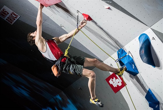 NA ERVENOU. esk lezec Adam Ondra zvod v Innsbrucku na MS v lezen na...