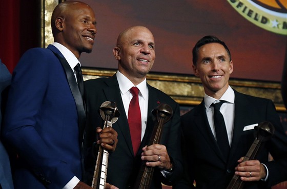 Ray Allen, Jason Kidd a Steve Nash (zleva) byli uvedeni do basketbalové Sín...