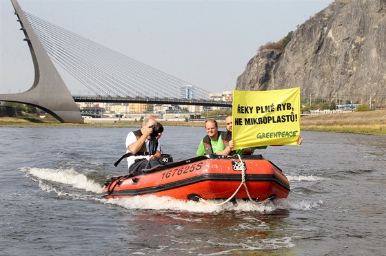 Členové Greenpeace odebírají vzorky vody z Labe. Budou v nich hledat...