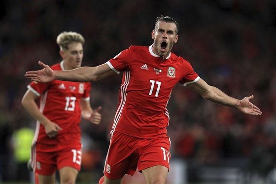 Gareth Bale z Walesu se raduje ze vstelené branky v zápase proti Irsku.