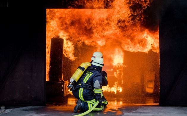 Essen zasáhly požáry. Podezřelý najel dodávkou do obchodů, policie ho zadržela