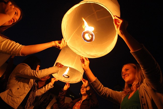 Vypoutní lampion tstí, tradici z íny, ei milují.