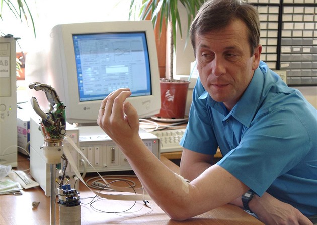 Kevin Warwick dokáe robotickou ruku ovládat silou vle.