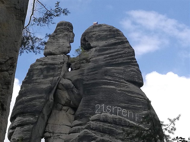 Policie vyetuje nápis na skalním útvaru Milenci v Adrpachu (6. 9. 2018).