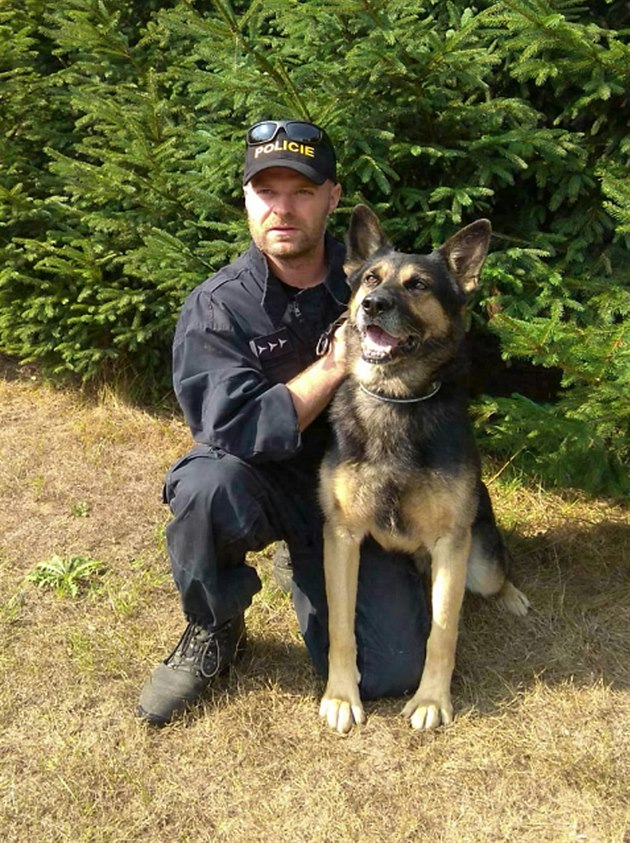 Policejní psovod a sluební pes Wigo.