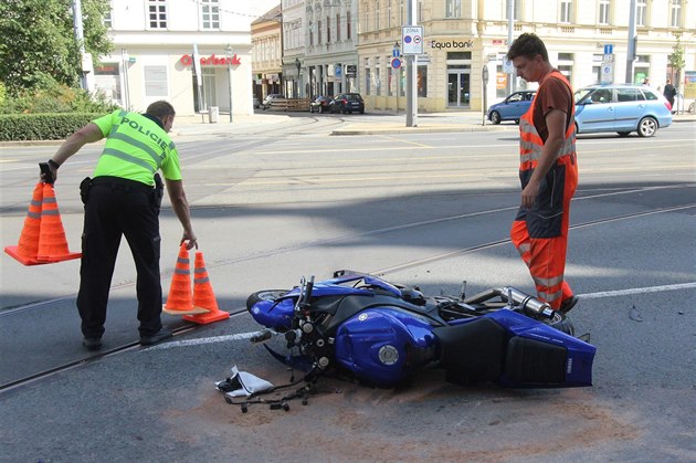 Dívka pecházela v centru Plzn na ervenou, srazil ji motorká