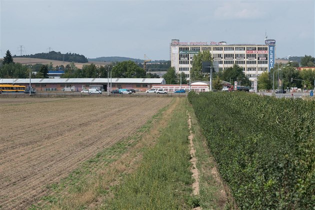 Plocha mezi sídlitm ve zlínské ásti Malenovice a obchodním centrem, kde by...