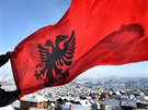 Albánská vlajka nad Kosovskou Mitrovicí, která dodnes zstává etnicky...