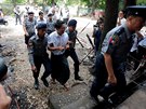 V Barm odsoudili na sedm let vzení dva novináe agentury Reuters, kteí psali...