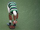 John Isner si váe tkaniky bhem tvrtfinále US Open.