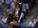 Serena Williamsová zdraví zaplnné tribuny na centrálním kurtu US Open.