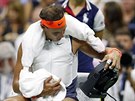 Rafael Nadal si clad tlo bhem tvrtfinále US Open.