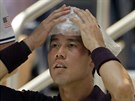 Kei Niikori si pomáhal v osmifinále rozpáleného US Open sákem s ledem.