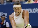 Aryna Sabalenková returnuje v osmifinále US Open.