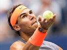 Podání Rafaela Nadala v semifinále US Open.