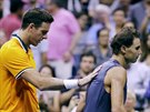 Rafael Nadal (vpravo) musel kvli silným bolestem vzdát semifinále US Open.