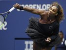 Americká tenistka Serena Williamsová podává ve finále US Open.